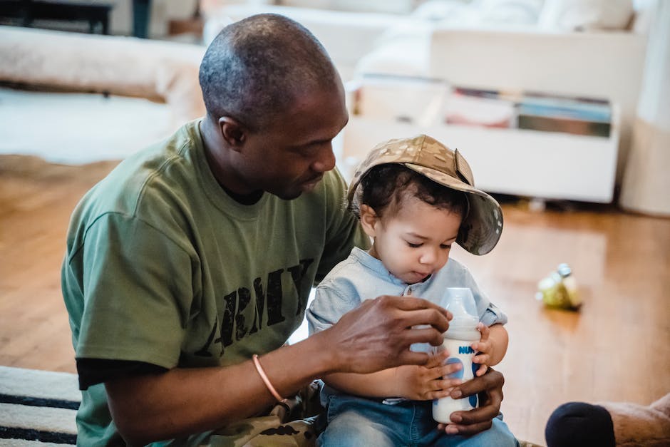  Abbildung von einem Baby, das Milch trinkt. Warum darf es das nicht?