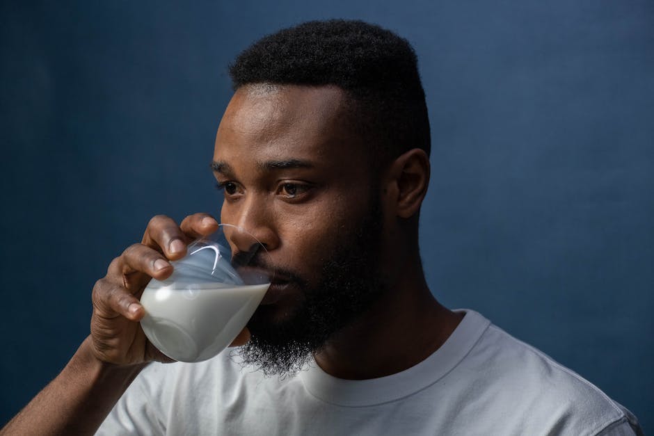  Milchfarbe erklärt - Wissenswertes über weiße Milch