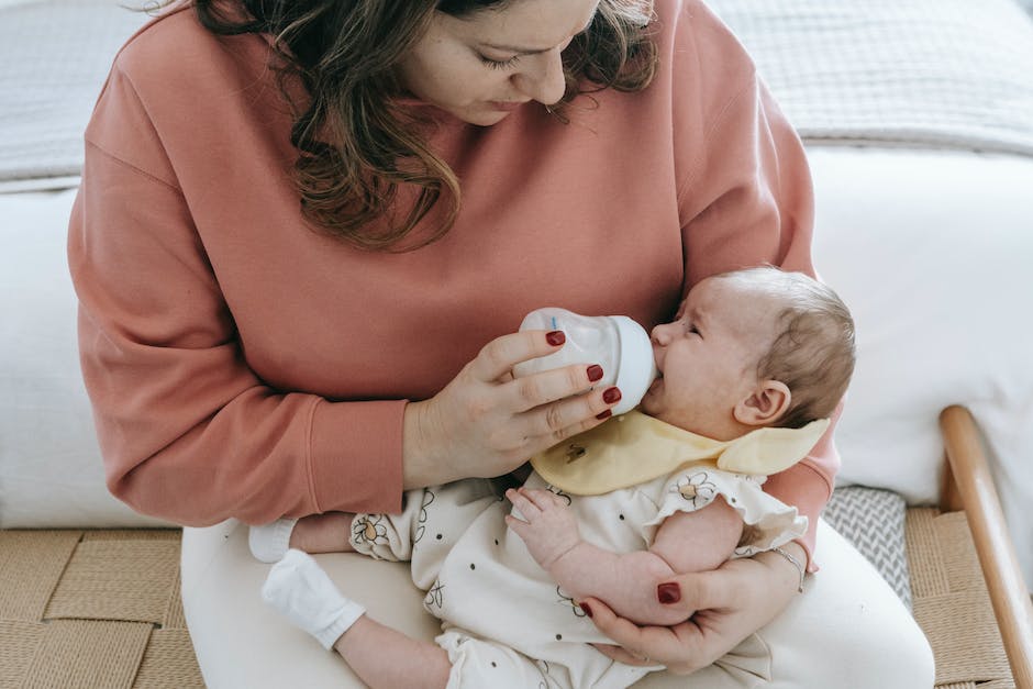 Wie viel Milch benötigt ein zweimonatiges Baby?